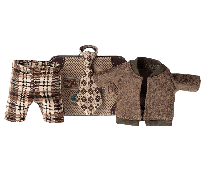 Hovedbilde Grandpa Clothes in Suitcase.