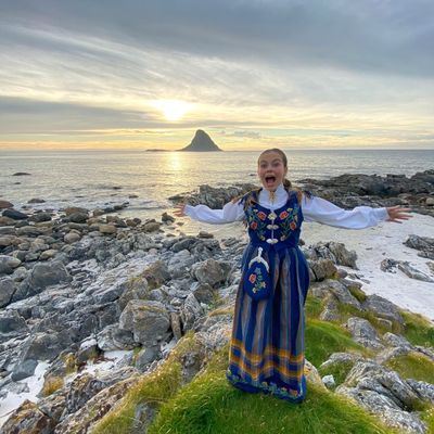 Brodert og montert Nordlandsbunad Dame